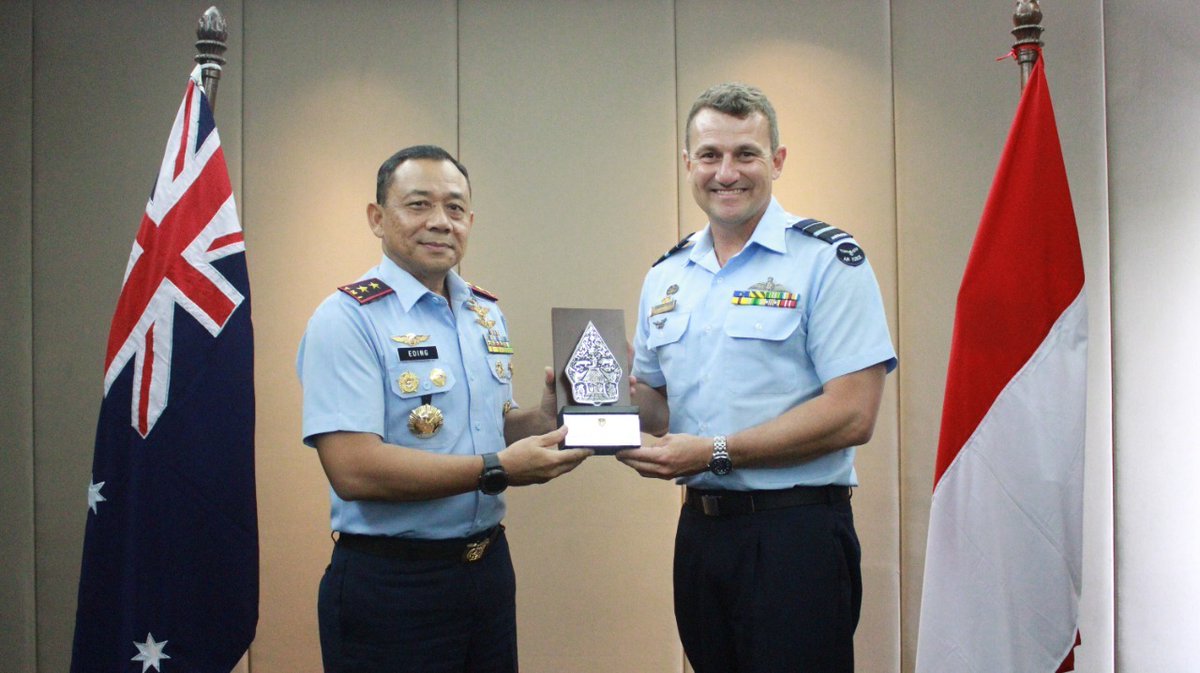 IKAHANid's tweet photo. .@RAAF_ACAUST AVM Darren Goldie had a great visit to ๐ฎ๐ฉ to meet with his counterpart AVM Eding Sungkana for 2022 Air Staff Talks in Yogyakarta. Thank you to @_TNIAU for the hospitality. We look forward to the cooperation initiatives agreed to #moresecuretogether https://t.co/VjvOFRfPA2