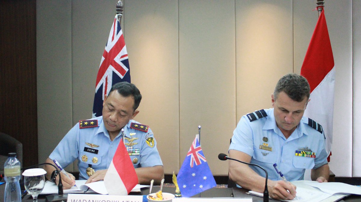 IKAHANid's tweet photo. .@RAAF_ACAUST AVM Darren Goldie had a great visit to ๐ฎ๐ฉ to meet with his counterpart AVM Eding Sungkana for 2022 Air Staff Talks in Yogyakarta. Thank you to @_TNIAU for the hospitality. We look forward to the cooperation initiatives agreed to #moresecuretogether https://t.co/VjvOFRfPA2