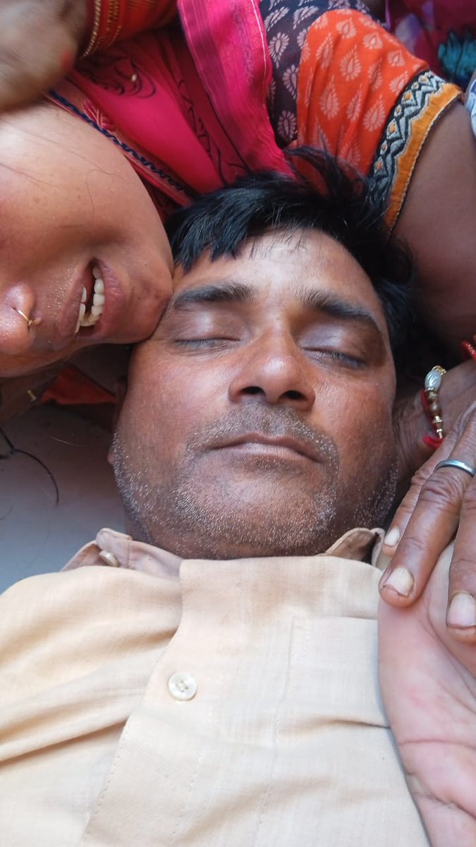 आजादी के इस पावन पर्व में आज एक रोजगार सेवक अमृत सरोवर तलाब में ध्वजारोहण के लिए लगे लोहे के पाइप में बिजली उतरने के बाद भगवान को प्यारा हो गया लेकिन तिरंगे को आंच नहीं आने दिया <a href="/myogiadityanath/">Yogi Adityanath</a> <a href="/kpmaurya1/">Keshav Prasad Maurya</a> <a href="/CMOfficeUP/">CM Office, GoUP</a> <a href="/narendramodi/">Narendra Modi</a> <a href="/rashtrapatibhvn/">President of India</a>