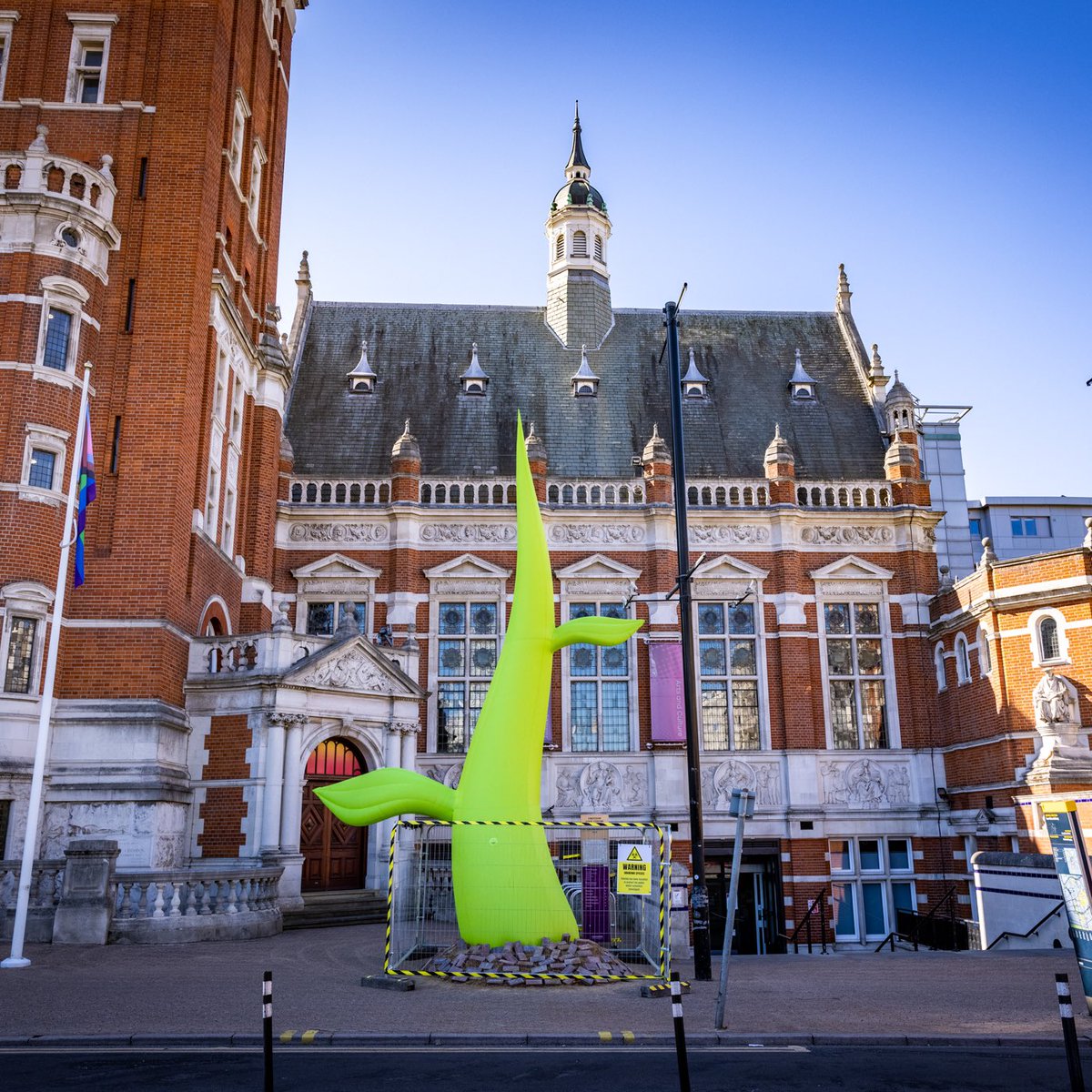What does a huge paint brush, tentacles and a beanstalk have in common? 🐙 ✏️ 🌱 🖌 Incase you haven’t visited the town centre recently, find out more about the @CroydonBID fantastical art trail that’s overtaken Croydon, with a great competition too💛 ➡️ croydonist.co.uk/unexpected-cro…