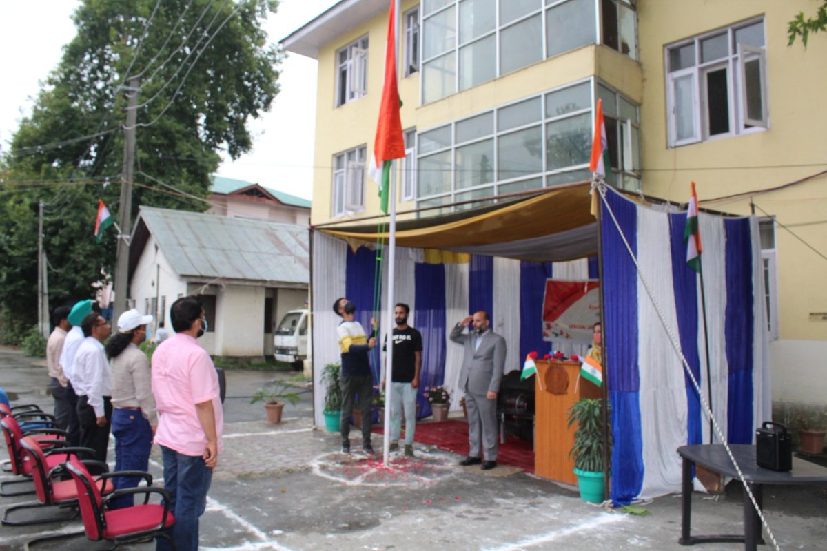 cukmrofficial's tweet photo. Flag hoisting ceremony across all four campuses of Central University of Kashmir - Green campus, Nunar Campus, Arts Campus &amp; main campus Tulmulla (Celebration of 75 years of Independence)  #IndependenceDay #HarGharTiranga 
@PMOIndia @ugc_india @EduMinOfIndia https://t.co/geuesRU5Qy