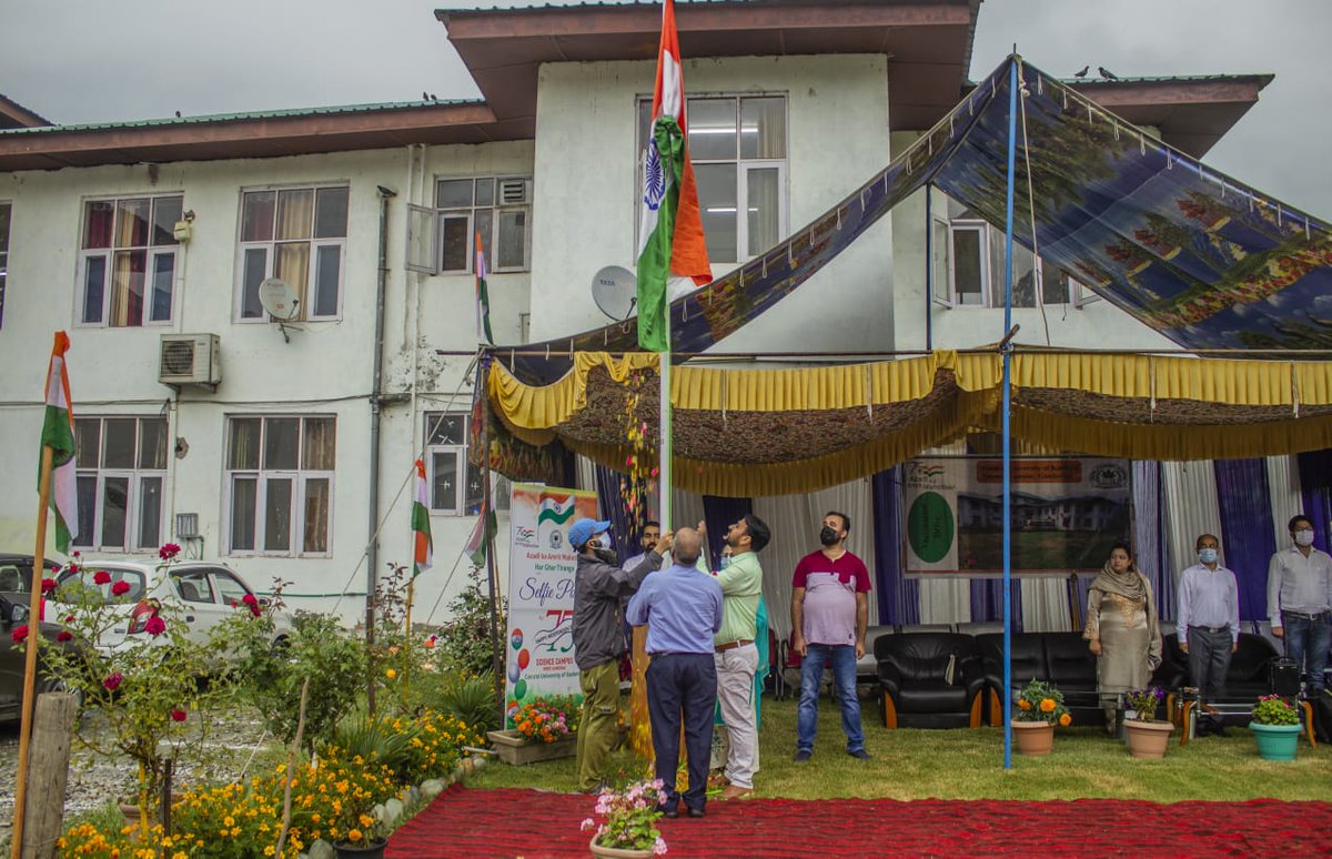 cukmrofficial's tweet photo. Flag hoisting ceremony across all four campuses of Central University of Kashmir - Green campus, Nunar Campus, Arts Campus &amp; main campus Tulmulla (Celebration of 75 years of Independence)  #IndependenceDay #HarGharTiranga 
@PMOIndia @ugc_india @EduMinOfIndia https://t.co/geuesRU5Qy