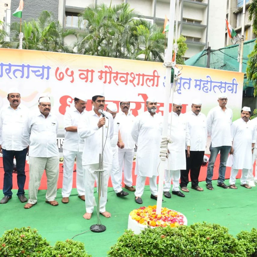 RmmsOffice's tweet photo. राष्ट्रीय मिल मजदूर संघातर्फे आज भारताच्या ७५ व्या गौरवशाली अमृत महोत्सवी स्वातंत्र्य दिनानिमित्त ध्वजारोहण केले.
त्यावेळी संघातील सर्व पदाधिकारी आणि कामगार वर्ग देखील उपस्थित होता.
सर्व कामगार वर्गाला स्वातंत्र्य दिनाच्या हार्दिक शुभेच्छा! 
भारतीय स्वातंत्र्य दीन चिरायू होवो..!! https://t.co/t5m3P4hBiM