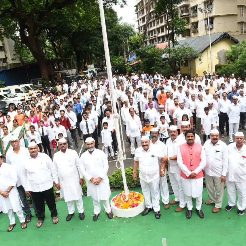 RmmsOffice's tweet photo. राष्ट्रीय मिल मजदूर संघातर्फे आज भारताच्या ७५ व्या गौरवशाली अमृत महोत्सवी स्वातंत्र्य दिनानिमित्त ध्वजारोहण केले.
त्यावेळी संघातील सर्व पदाधिकारी आणि कामगार वर्ग देखील उपस्थित होता.
सर्व कामगार वर्गाला स्वातंत्र्य दिनाच्या हार्दिक शुभेच्छा! 
भारतीय स्वातंत्र्य दीन चिरायू होवो..!! https://t.co/t5m3P4hBiM