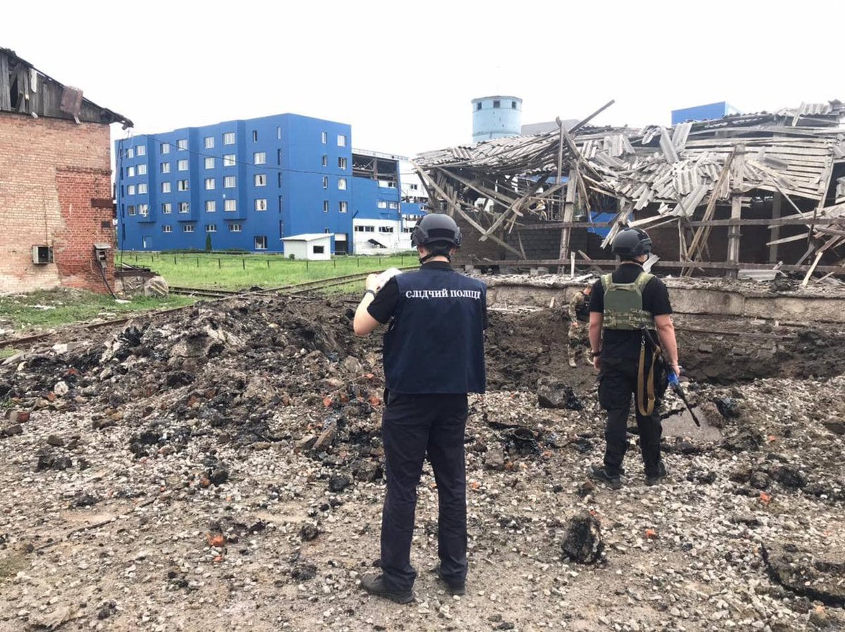 HarZizn's tweet photo. At night, Russia shelled #Kharkiv, the cities of #Merefa, #Chuguiv, and the village of Kovyagi. People were not injured, infrastructure was damaged, - police #War_in_Ukraine https://t.co/N5ych6rWop