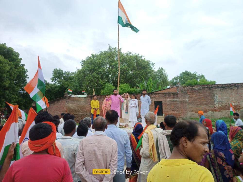 RaiBrijnandan's tweet image. एक गाँव एक तिरंगा के निमित्त घाटमपुर जिले के पतारा गाँव में ध्वजारोहण एवं संगोष्ठी का कार्यक्रम संपन्न हुआ इसके बाद तिरंगा यात्रा का शुभारंभ किया गया।जिसमे प्रवासी के रूप मे राष्ट्रीय मंत्री @SakshiSinghIN जी। प्रांत संगठन मंत्री @AnshulVidyarthi जी उपस्थित रहे।