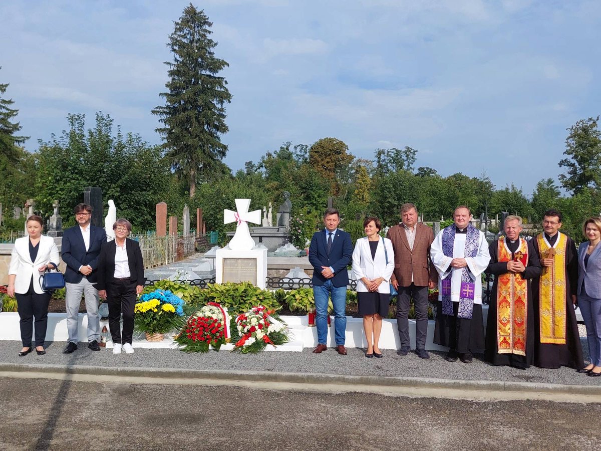 michaldworczyk's tweet photo. W dniu Wojska Polskiego w Stryju została poświęcona odremontowana kwatera żołnierzy 1920 r. Podziękowania dla mera Stryja, Konsul Gen. RP we Lwowie, miejscowych Polaków oraz @kultura_gov_pl Wieńce złożyliśmy również na grobach Strzelców Siczowych i poległych ostatnio obrońców🇺🇦 https://t.co/Tv4PwY8IWl