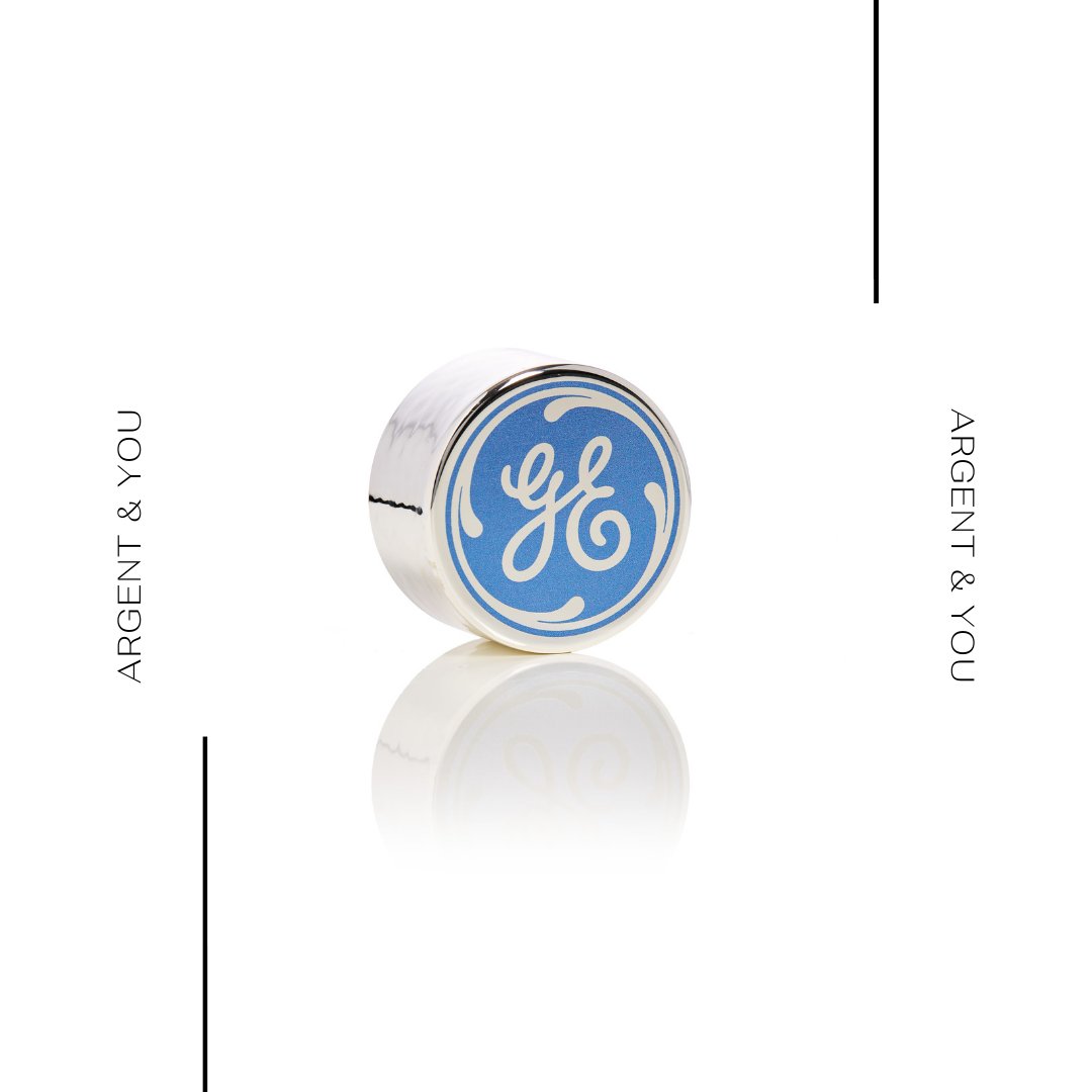 Comme General Electric votre entreprise aussi peut également personnaliser nos gourdes Silver'O. 
Isothermes, elles conservent la fraicheur pendant 24h et la chaleur pendant 12h.
Elles purifient également votre eau de manière naturelle et sans générer aucun déchet ♻️.