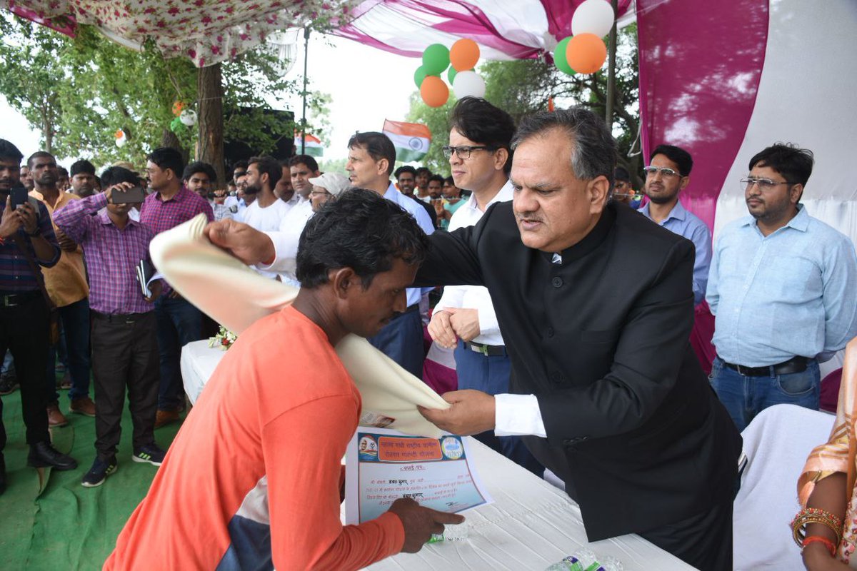 Manojkmr_singh's tweet photo. @MoRD_GoI @UpRuralDev @UPGovt अमृत महोत्सव अंतर्गत बीकेटी में अयोजित कार्यक्रम में मनरेगा के तहत 100 दिवस का रोजगार प्राप्त करने वाले श्रमिकों को सम्मानित किया एवं कार्यस्थल पर बीसी सखियों द्वारा मनरेगा श्रमिकों को भुगतान करने की प्रक्रिया देखी https://t.co/tdHfXviQXQ