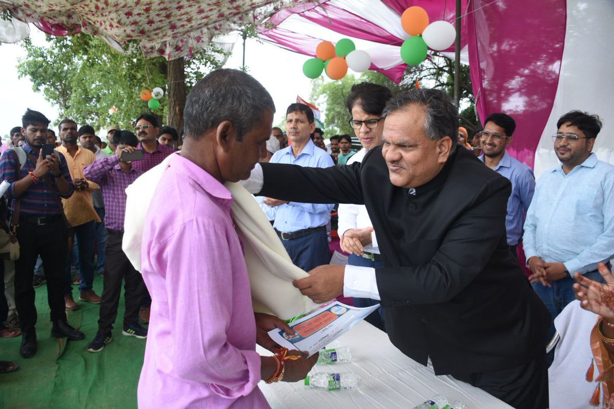 Manojkmr_singh's tweet photo. @MoRD_GoI @UpRuralDev @UPGovt अमृत महोत्सव अंतर्गत बीकेटी में अयोजित कार्यक्रम में मनरेगा के तहत 100 दिवस का रोजगार प्राप्त करने वाले श्रमिकों को सम्मानित किया एवं कार्यस्थल पर बीसी सखियों द्वारा मनरेगा श्रमिकों को भुगतान करने की प्रक्रिया देखी https://t.co/tdHfXviQXQ