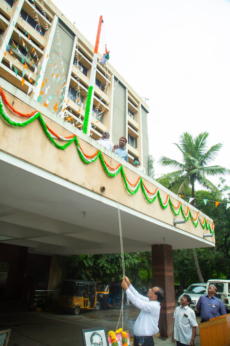 mb_telangana's tweet photo. #MissionBhagiratha Engineer-in-Chief Sri.G. Krupakar Reddy hoisted the national flag today along with Chief Engineers.

#SwathantraBharataVajrotsavalu #IndiaAt75 

@SmitaSabharwal @DayakarRao2019 https://t.co/vIQqETZs43