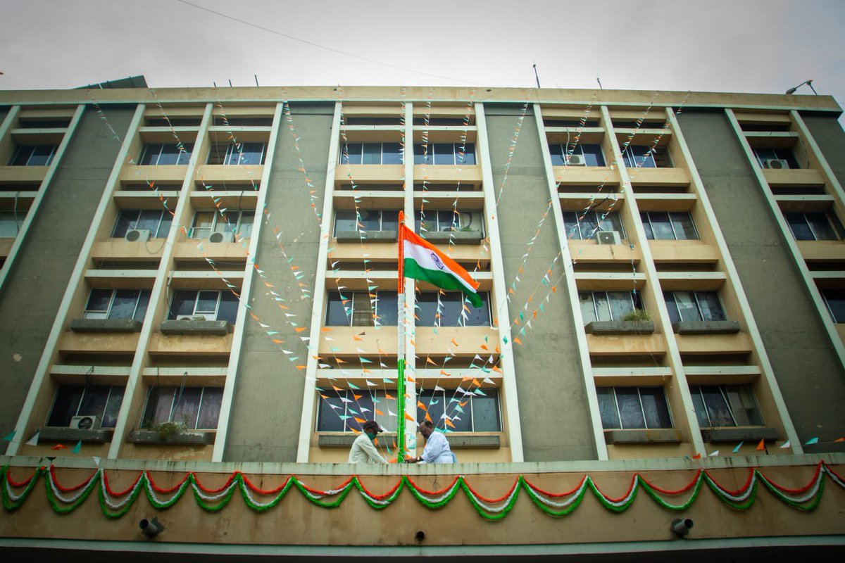 mb_telangana's tweet photo. #MissionBhagiratha Engineer-in-Chief Sri.G. Krupakar Reddy hoisted the national flag today along with Chief Engineers.

#SwathantraBharataVajrotsavalu #IndiaAt75 

@SmitaSabharwal @DayakarRao2019 https://t.co/vIQqETZs43