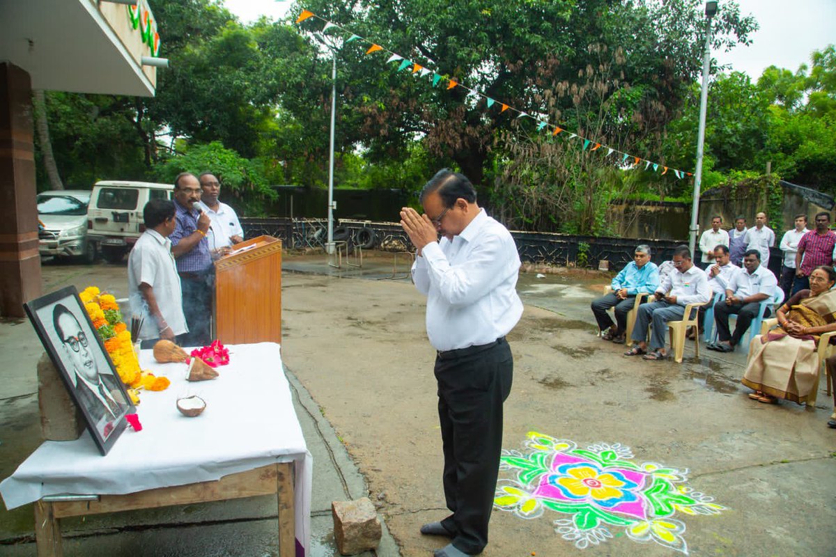 mb_telangana's tweet photo. #MissionBhagiratha Engineer-in-Chief Sri.G. Krupakar Reddy hoisted the national flag today along with Chief Engineers.

#SwathantraBharataVajrotsavalu #IndiaAt75 

@SmitaSabharwal @DayakarRao2019 https://t.co/vIQqETZs43