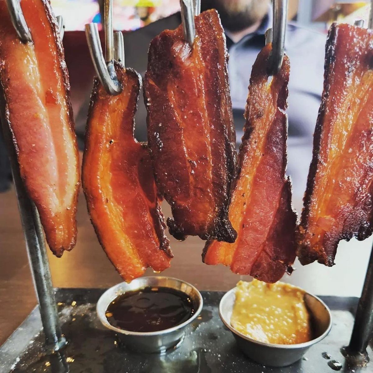 UJTavern's tweet photo. We’re now open Monday’s &amp; Tuesday’s 4pm for Dinner! 🙌🏼

#dinnertime #allweek #tavern #comfortfood #mondays #tuesdays #beergarden #atlantaeats @the_dtl @GaLawrenceville https://t.co/xMxDBk3xrb