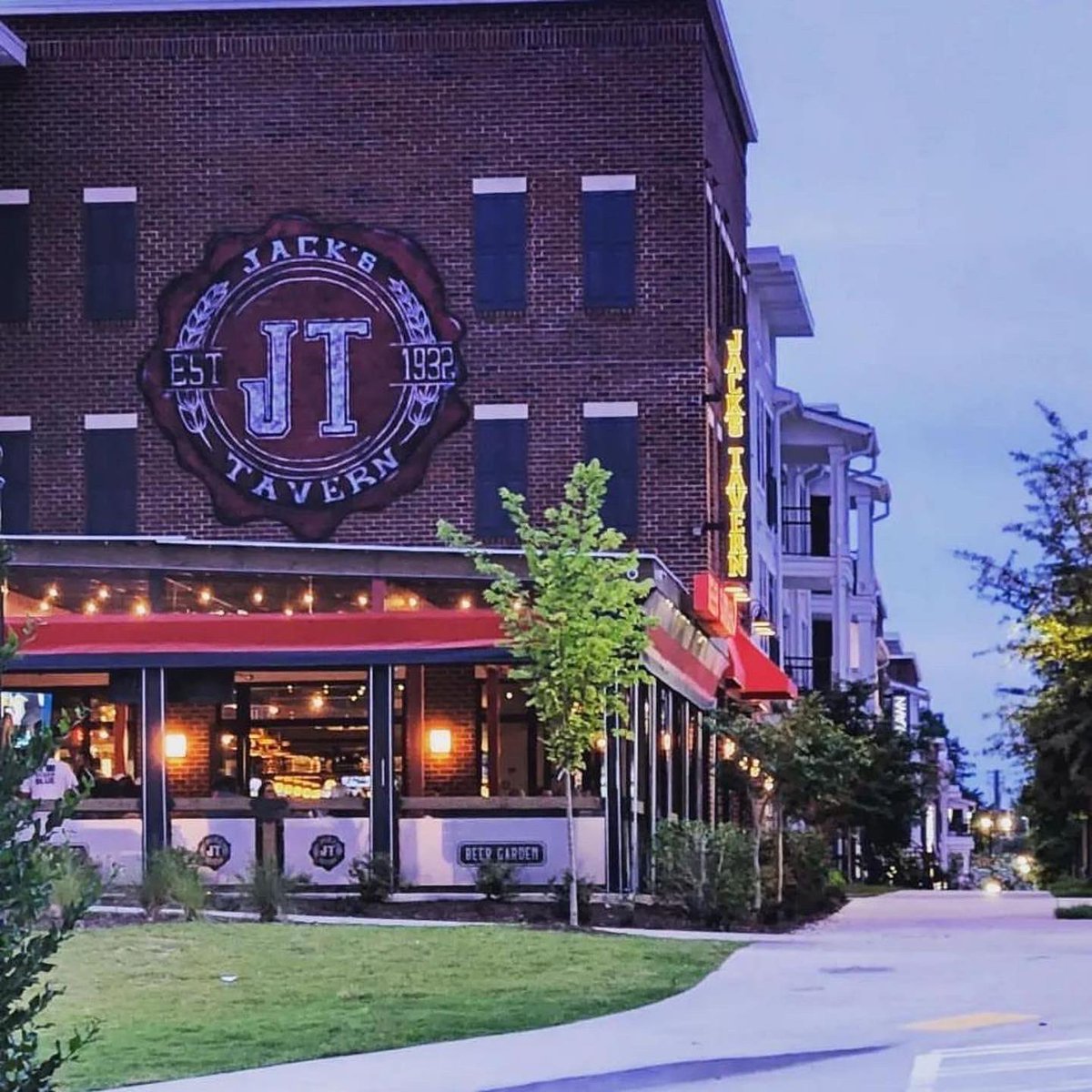 UJTavern's tweet photo. We’re now open Monday’s &amp; Tuesday’s 4pm for Dinner! 🙌🏼

#dinnertime #allweek #tavern #comfortfood #mondays #tuesdays #beergarden #atlantaeats @the_dtl @GaLawrenceville https://t.co/xMxDBk3xrb