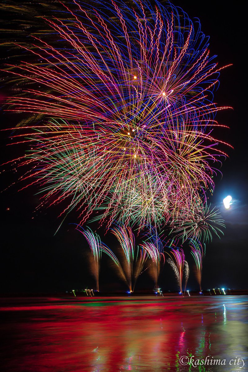 kashima_city's tweet photo. 【真夏の夜空と海を彩る 1/2】
8月11日、「かしま納涼海花火」が市内平井海岸にて開催されました(主催:平井花火実行委員会 )
真夏の夜を彩る花火が海に映り込み、幻想的で美しい景色が広がりました。
#鹿嶋市 #茨城県 #花火 #fireworks #fireworks_jpn #beautifulfireworks #夏 https://t.co/Fc88GjlaBi