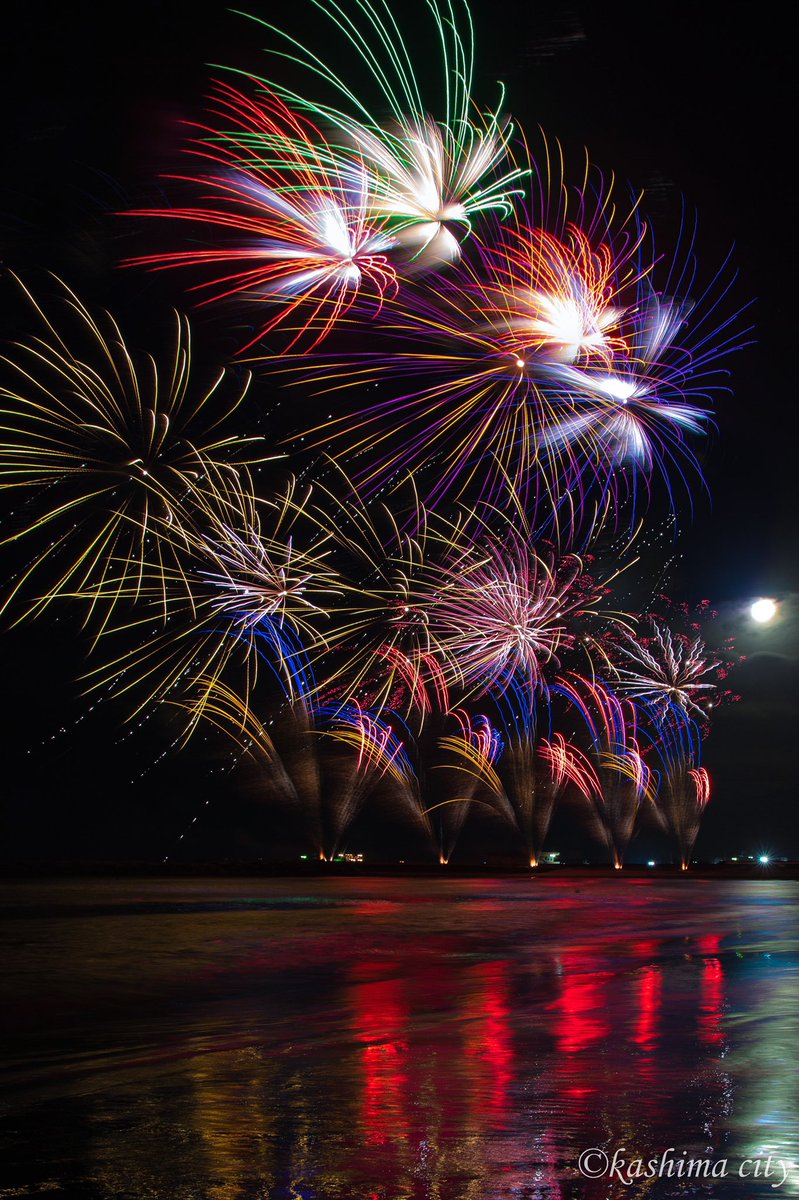 kashima_city's tweet photo. 【真夏の夜空と海を彩る 1/2】
8月11日、「かしま納涼海花火」が市内平井海岸にて開催されました(主催:平井花火実行委員会 )
真夏の夜を彩る花火が海に映り込み、幻想的で美しい景色が広がりました。
#鹿嶋市 #茨城県 #花火 #fireworks #fireworks_jpn #beautifulfireworks #夏 https://t.co/Fc88GjlaBi