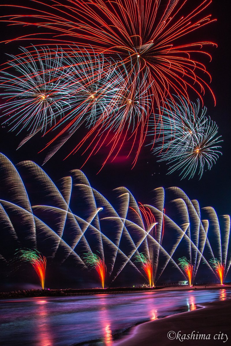 kashima_city's tweet photo. 【真夏の夜空と海を彩る 1/2】
8月11日、「かしま納涼海花火」が市内平井海岸にて開催されました(主催:平井花火実行委員会 )
真夏の夜を彩る花火が海に映り込み、幻想的で美しい景色が広がりました。
#鹿嶋市 #茨城県 #花火 #fireworks #fireworks_jpn #beautifulfireworks #夏 https://t.co/Fc88GjlaBi
