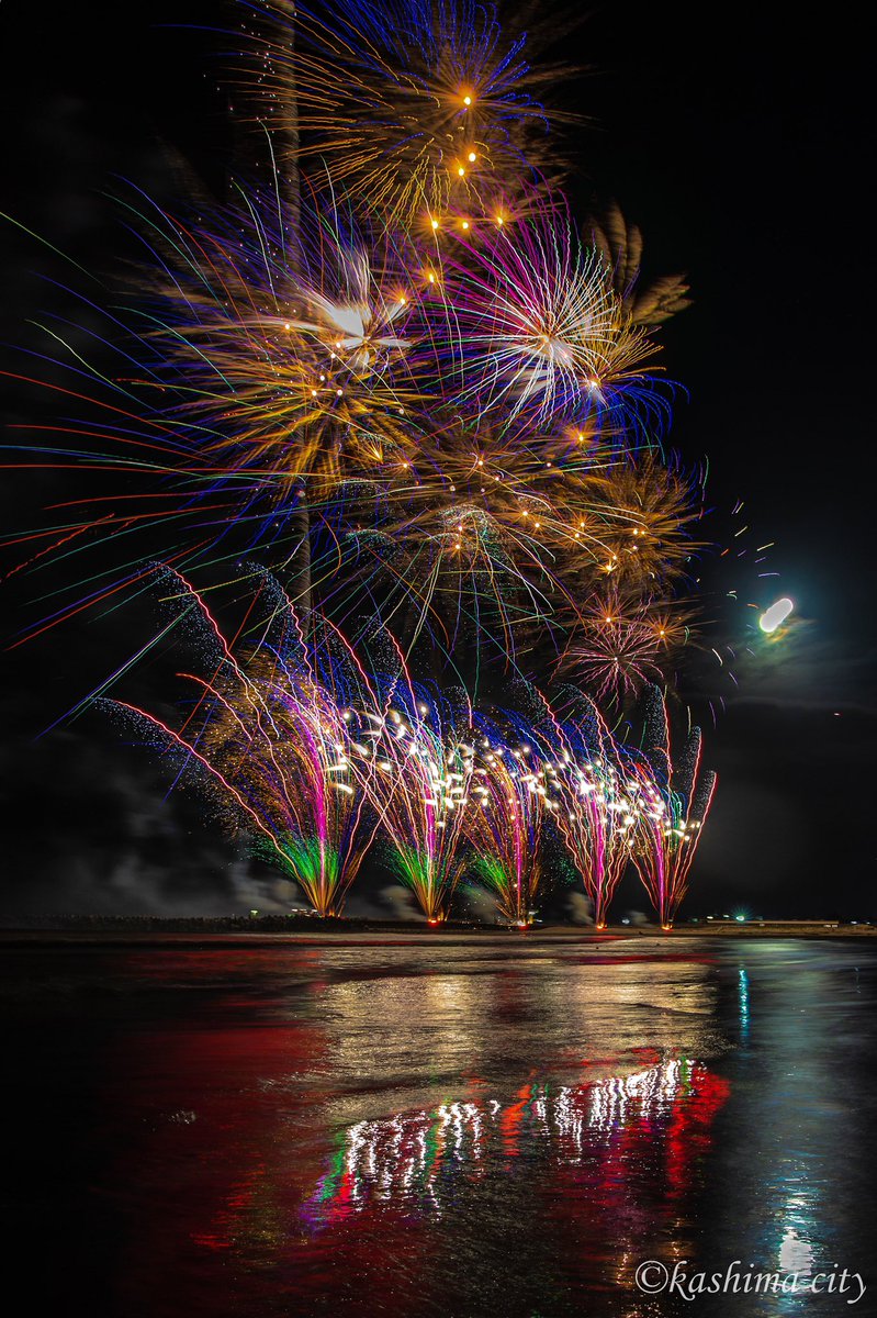 kashima_city's tweet photo. 【真夏の夜空と海を彩る 1/2】
8月11日、「かしま納涼海花火」が市内平井海岸にて開催されました(主催:平井花火実行委員会 )
真夏の夜を彩る花火が海に映り込み、幻想的で美しい景色が広がりました。
#鹿嶋市 #茨城県 #花火 #fireworks #fireworks_jpn #beautifulfireworks #夏 https://t.co/Fc88GjlaBi