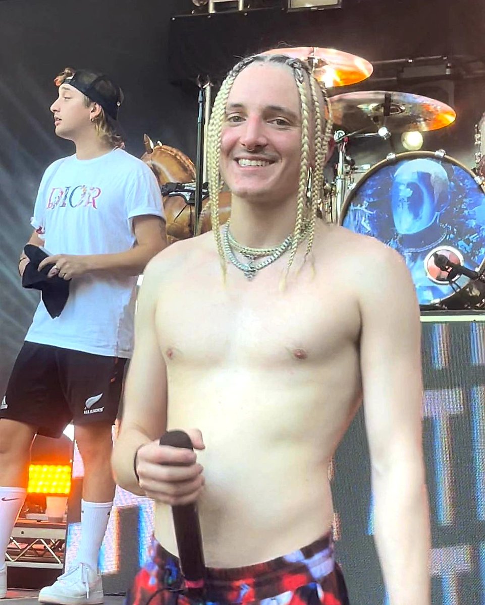 flawlessxcave's tweet photo. his smile, i can't handle this😭😭 https://t.co/hRcQ0m1tZb
