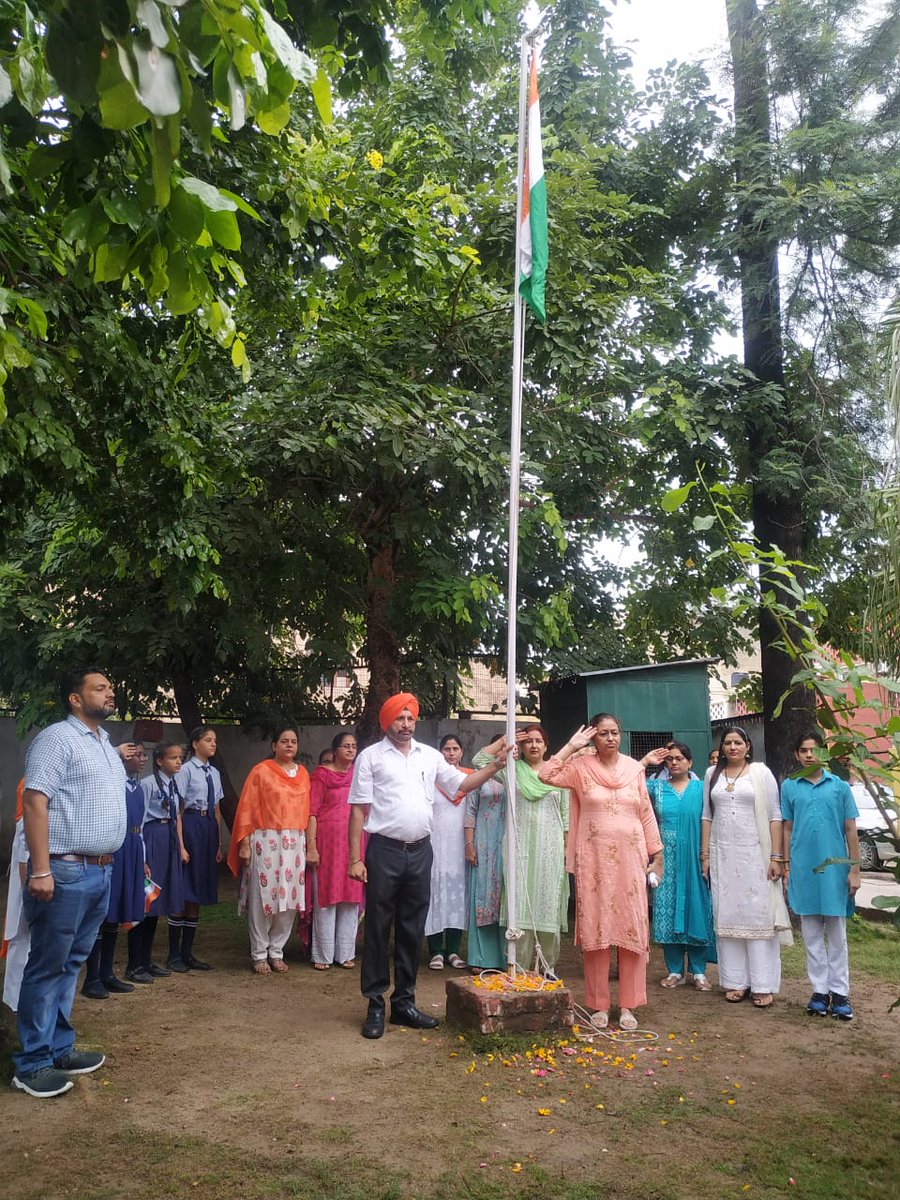 gmhs37c's tweet photo. गूंज रहा है दुनिया में 
हिंदुस्तान का नारा,
चमक रहा है आसमान में
तिरंगा हमारा।

स्वतंत्रता दिवस की हार्दिक शुभकामनाएं 🙏
जय हिन्द 🇮🇳 
@ChdGovtSchools 
@HMOIndia 
@PMOIndia 
@chandigarh_admn 
@airnews_chd 
@rishuraj_chd 
@AU_CDGNews 
@arunsoodbjp 
#IndependenceDay2022 https://t.co/OLjVS01NON