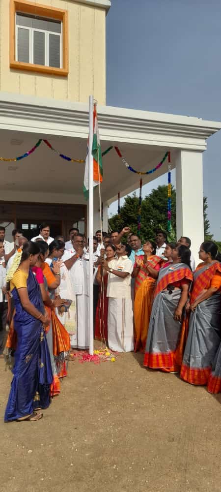 ST_Senthilkumar's tweet photo. பாரத திருநாட்டின் 75வது சுதந்திர தினத்தை முன்னிட்டு மாவட்ட அலுவலகம் கமலாலயத்தில் இந்திய தேசியக்கொடி ஏற்றி சிறப்பாக கொண்டாடப்பட்டது.
#IndependenceDay2022
#HarGharTiranga
@annamalai_k @apmbjp @KesavaVinayakan @BJP4ErodeSouth @BJP4TamilNadu https://t.co/FTxxa9ePmC