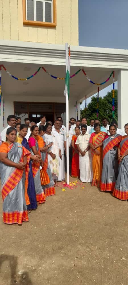 ST_Senthilkumar's tweet photo. பாரத திருநாட்டின் 75வது சுதந்திர தினத்தை முன்னிட்டு மாவட்ட அலுவலகம் கமலாலயத்தில் இந்திய தேசியக்கொடி ஏற்றி சிறப்பாக கொண்டாடப்பட்டது.
#IndependenceDay2022
#HarGharTiranga
@annamalai_k @apmbjp @KesavaVinayakan @BJP4ErodeSouth @BJP4TamilNadu https://t.co/FTxxa9ePmC