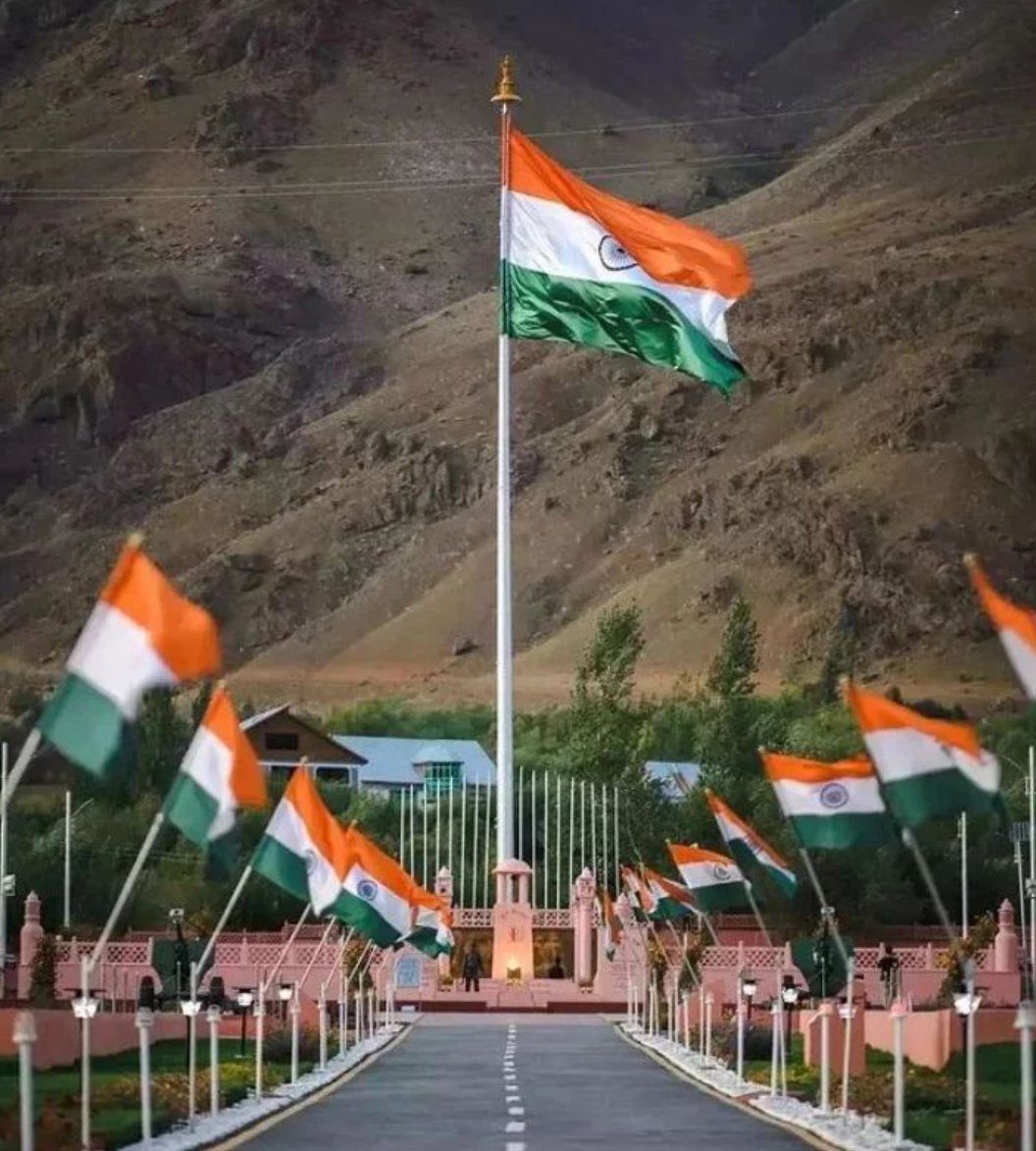 iamaradhna's tweet photo. They said: what is luck?
Me : 196 countries in world and l’m born as Indian 🇮🇳🤞🏼
Proud to be Indian 
This is what a billion goosebumps feel like! Proud Indian! 
 भाग्य हैं मेरा मै भारतीय हूँ ॥ 
 #IndependenceDay 
 #IndiaAt75 
#HarGharTiranga
#IndependenceDay https://t.co/NvDbyFDlx3