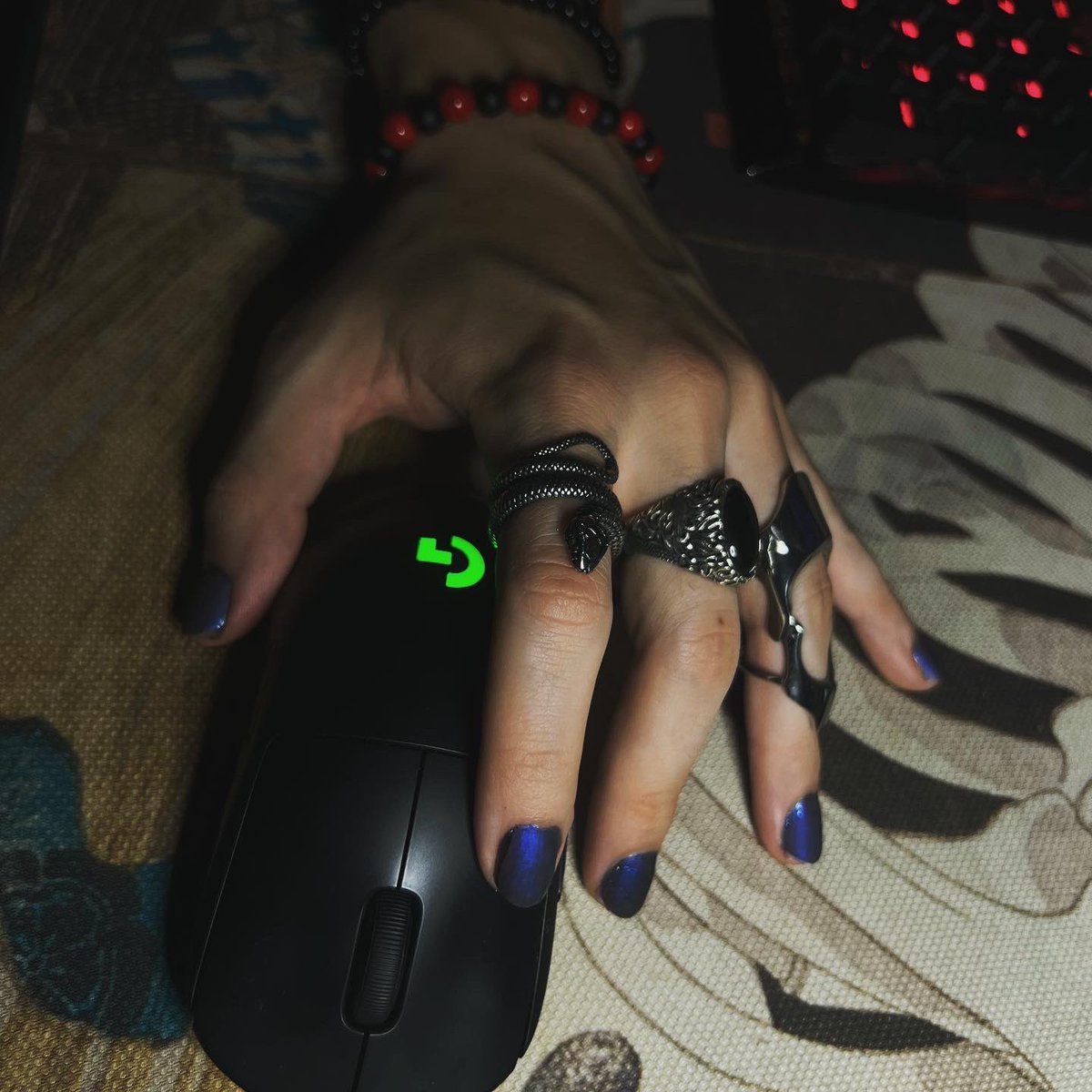 Jollztv's tweet photo. New nails, omen inspiration 😈 https://t.co/3ukmItinp6
