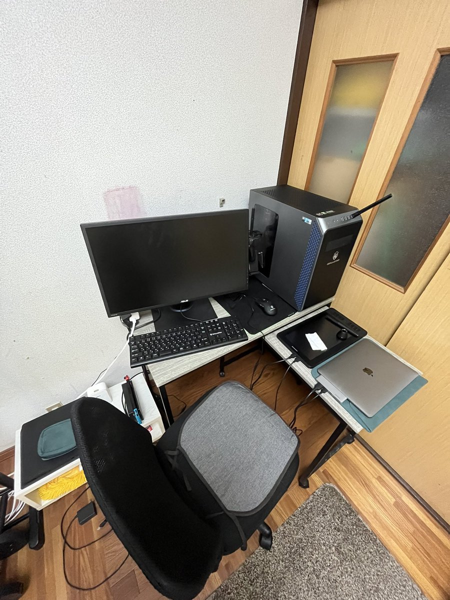 ksk070389's tweet photo. 段々うるさくなっていくデスク周り https://t.co/D6HofekXZG