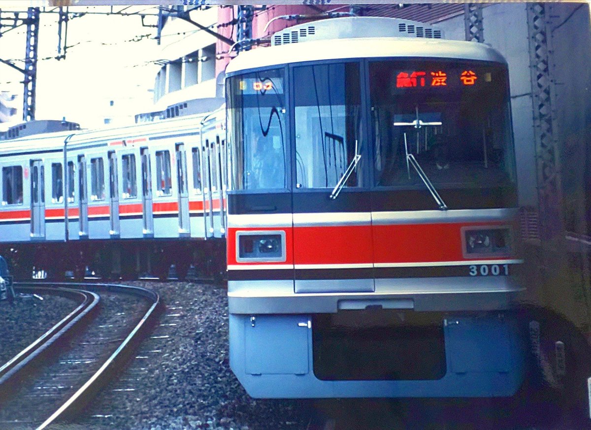 kororoku101's tweet photo. 3000系、再び8両へ
デビューが8両だったせいか、6両には違和感を感じてましたが、形態は若干変われど、8両化復帰おめでとう㊗️
#3001F
#3101F
#3000系
#目黒線
#新横浜線 https://t.co/RTK9dqQATE
