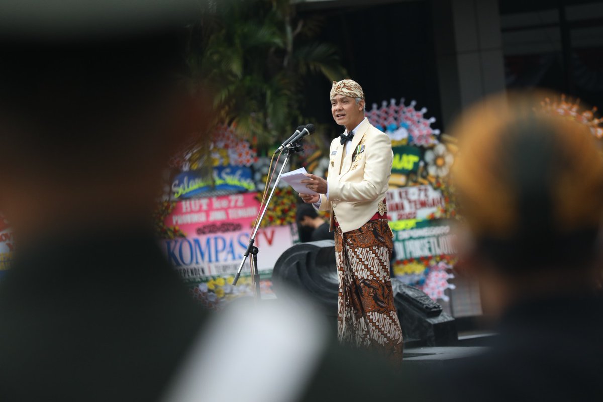 Kominfo Jateng (@kominfo_jtg) on Twitter photo Rayakan HUT ke 72 Jawa Tengah, Gubernur <a href="/ganjarpranowo/">Ganjar Pranowo</a> ingatkan kembali nilai perjuangan wong cilik. Peringatan keras ditujukan kepada pejabat agar tak memperkaya diri lewat jalan korupsi.
Hal ini disampaikan saat upacara HUT ke 72 Jateng, Senin (15/8).
#72Jateng #HUT72Jateng Rayakan HUT ke 72 Jawa Tengah, Gubernur <a href="/ganjarpranowo/">Ganjar Pranowo</a> ingatkan kembali nilai perjuangan wong cilik. Peringatan keras ditujukan kepada pejabat agar tak memperkaya diri lewat jalan korupsi.
Hal ini disampaikan saat upacara HUT ke 72 Jateng, Senin (15/8).
#72Jateng #HUT72Jateng
