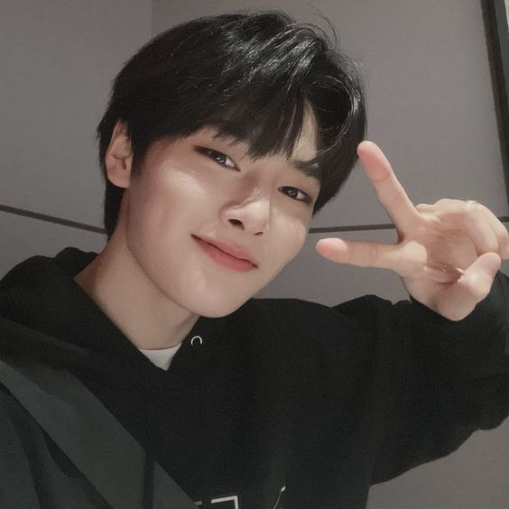 hyuninlvsme's tweet photo. Belle photo mon amour / hyunin au

Alto, rubio, delgado y con unos labios hermosos. Jeongin solo buscaba algo bonito que fotografiar y ese parisino no se veía nada mal. #hyuningays https://t.co/Igtg9BDEmK