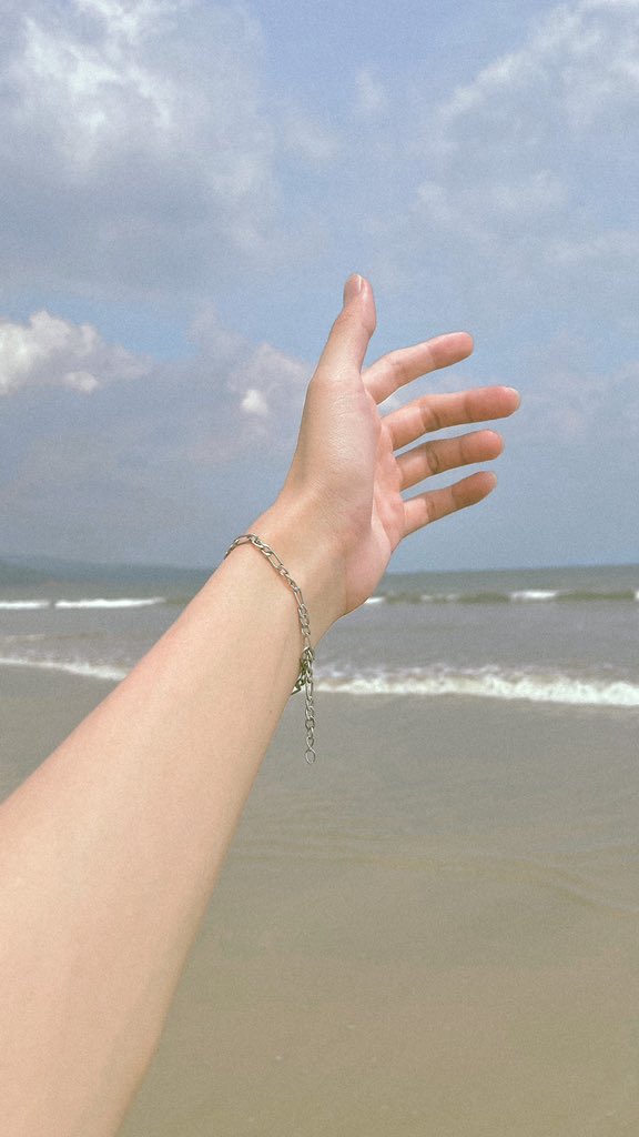 davidkrisnandk's tweet photo. take my hand https://t.co/EOOLOlGXr4