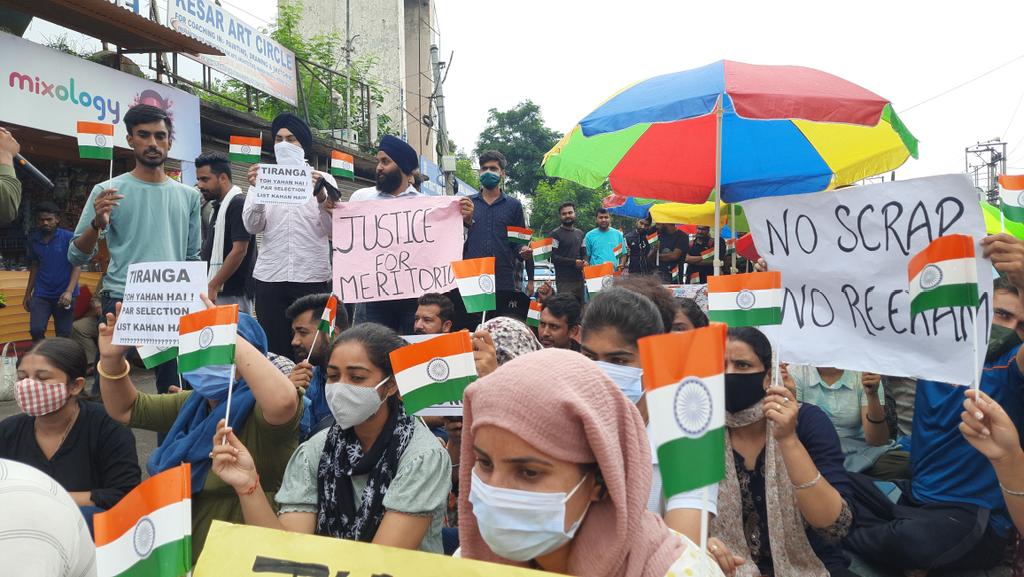 imjoginderp's tweet photo. Whole nation celebrating I-Day with zeal, FAA selectees too wanna celebrate ds exultation with their hearts out but LG adm is advertently shattering their dreams by snatching their livelihood!!
#JusticeForMeritoriousCandidates 

@OfficeOfLGJandK @dwivedimk_ias @OfficeOfLGJandK https://t.co/0ywWwh0yqy