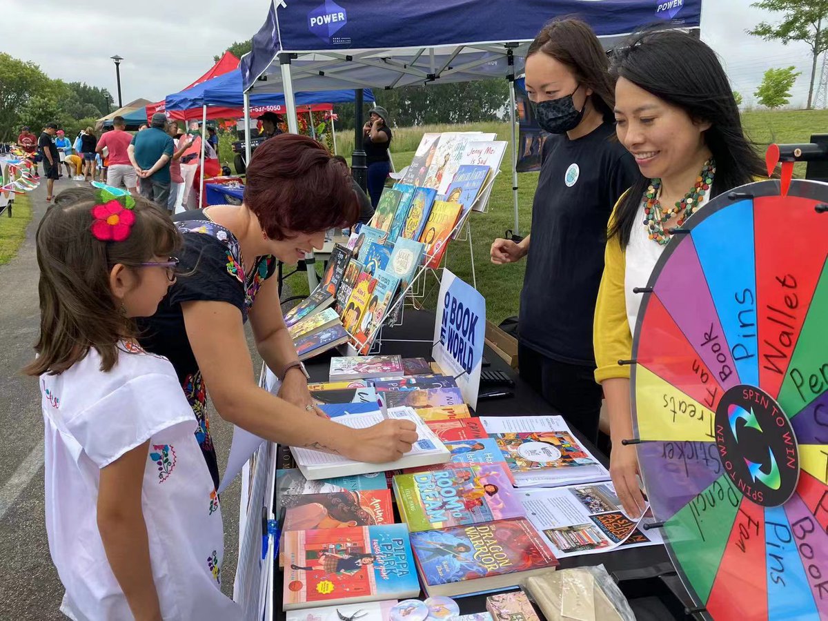 OneBookOneWorl2's tweet photo. Beautiful Sunday at the #WheelingInternationalFestival. We enjoy celebrating diversity and harmony through activities, cultural performances and food with dozens of other local businesses and organizations. Many thanks to @WheelingParkDst and our @OneBookOneWorl2 volunteers!🙏 https://t.co/s1QRN0x5p2