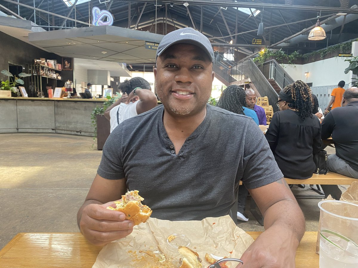 maXolo_travel's tweet photo. I’m not sure why they built another food hall in d/t Raleigh, less than 2 miles from the other one… but so be it… it’s pretty great!… Transfer Co. Food Hall in Raleigh, the capital of NC! 😋 #maxolo #Raleigh #foodhalls https://t.co/Vxkq88kDsi