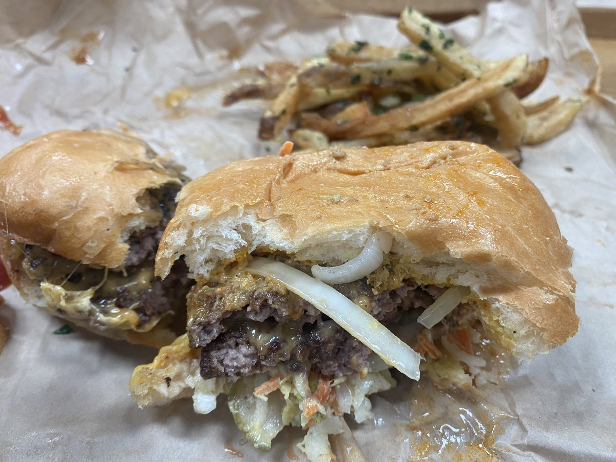 maXolo_travel's tweet photo. I’m not sure why they built another food hall in d/t Raleigh, less than 2 miles from the other one… but so be it… it’s pretty great!… Transfer Co. Food Hall in Raleigh, the capital of NC! 😋 #maxolo #Raleigh #foodhalls https://t.co/Vxkq88kDsi