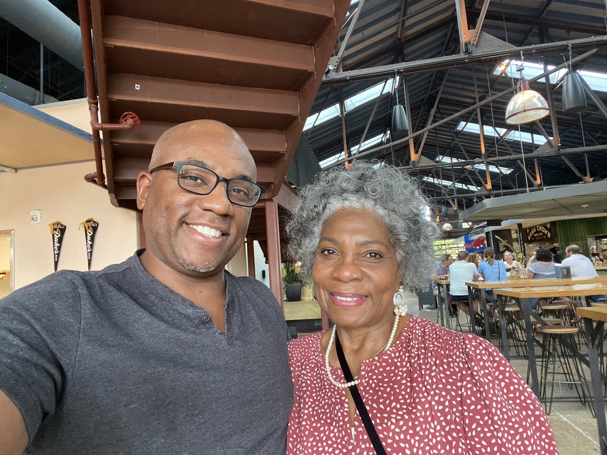 maXolo_travel's tweet photo. I’m not sure why they built another food hall in d/t Raleigh, less than 2 miles from the other one… but so be it… it’s pretty great!… Transfer Co. Food Hall in Raleigh, the capital of NC! 😋 #maxolo #Raleigh #foodhalls https://t.co/Vxkq88kDsi