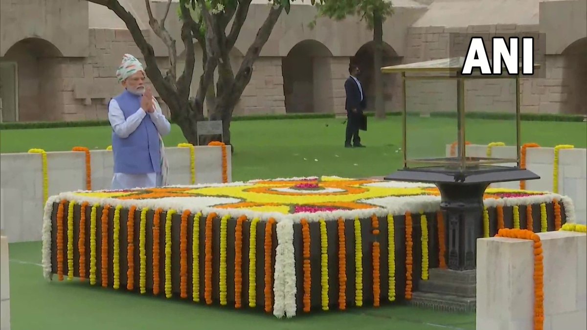 Monikasingh_96's tweet photo. पीएम मोदी ने राजघाट पर महात्मा गांधी को दी श्रद्धांजलि...
#Rajghat #MahatmaGandhi #pmmodivsarvindkejriwal #IndiaAt75 #IndependenceDay #IndependenceDay #IndependenceDay2022 #IndependenceDayIndia https://t.co/wlyUBdLsXr