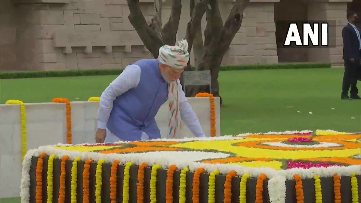 Monikasingh_96's tweet photo. पीएम मोदी ने राजघाट पर महात्मा गांधी को दी श्रद्धांजलि...
#Rajghat #MahatmaGandhi #pmmodivsarvindkejriwal #IndiaAt75 #IndependenceDay #IndependenceDay #IndependenceDay2022 #IndependenceDayIndia https://t.co/wlyUBdLsXr