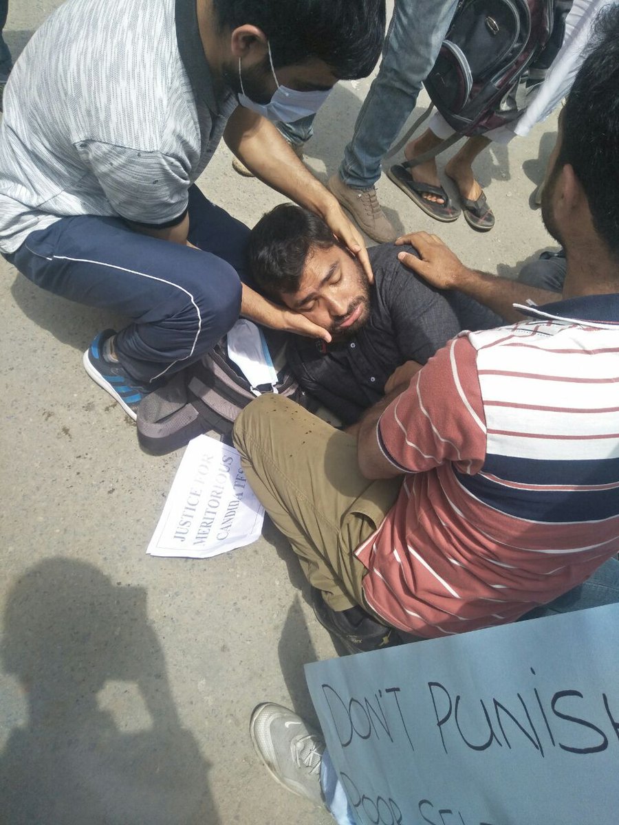 zargeraqib's tweet photo. @OfficeOfLGJandK @manojsinha_ Sir we FAA selectees are in 2nd month of our protest why isn't administration listening to us we are youth of J&amp;K . Sir its Independence day please have some mercy on us punish culprits not genuine selectees #ReleaseFAAselectionlist https://t.co/fivsR86yzP