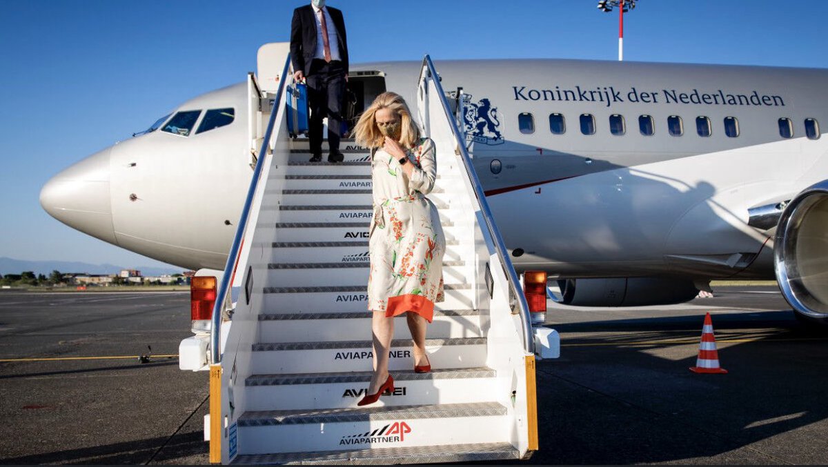 Kaag is zo begaan met het milieu dat ze constant alleen vliegt in het regeringsvliegtuig. Logisch toch, hoe meer mensen des te meer brandstof het gebruikt. Daarom vliegt ze altijd alleen.