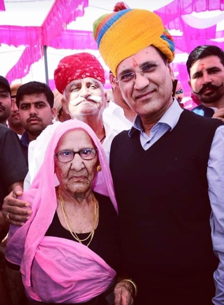 RameshwarDudi's tweet photo. अत्यंत दुख के साथ सूचित किया जाता है कि मेरी पूजनीय माताजी श्रीमती आशा देवी जी एक लंबी एवं सुखद जीवन यात्रा के पश्चात आज सवेरे बह्रलीन हो गयी हैं। ईश्वर पुण्य आत्मा को श्रीचरणों में स्थान प्रदान करे🙏
उनकी अंतिम यात्रा आज दोपहर 3:00 बजे बीकानेर निवास से शुरू होगी। 
।ॐ शाँति। https://t.co/enQVHgoY28
