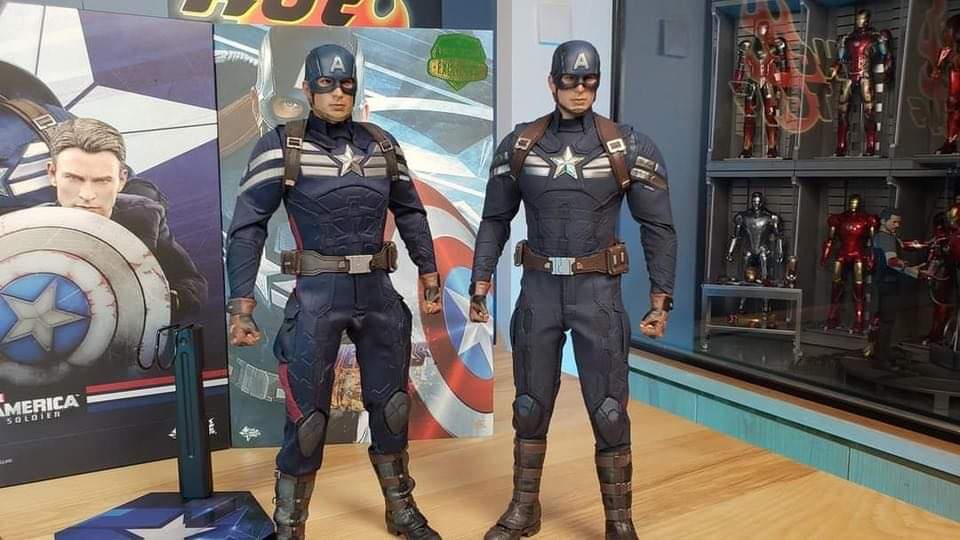 Geek1nOUT's tweet photo. New New Capt vs the old busted Capt.  #hottoys #sideshow #sixthscale https://t.co/5HE1AO6x7T