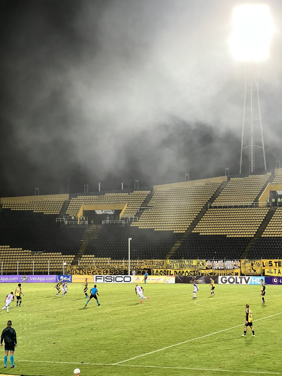 Jromario11's tweet photo. La Neblina pagó la entrada… Ah y el escándalo al final del partido de los familiares de los jugadores con los hinchas que exigen un equipo que juegue futbol. #dvotachira #deportivotachira #tachira #nofilter https://t.co/K2RdO8V9PD