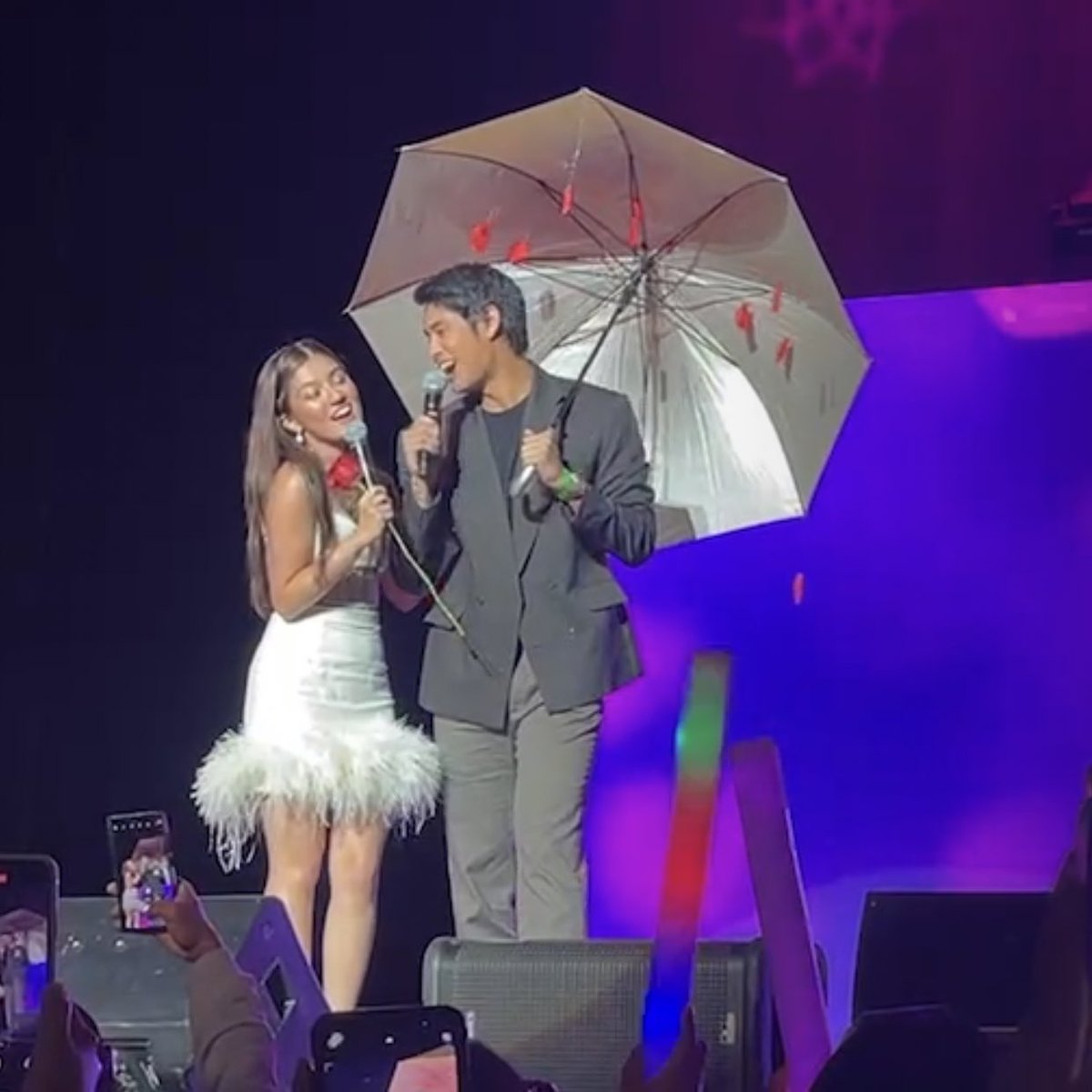 belindaholic's tweet photo. this is the last time na they perform this, and its really unforgettable, everything about them and the performance is unforgettable 😭🦋 

LAsting LOVE DONBELLE

#LostInLAvWithDONNY
#LuminousBELLEinLA https://t.co/KL9swFZPL2