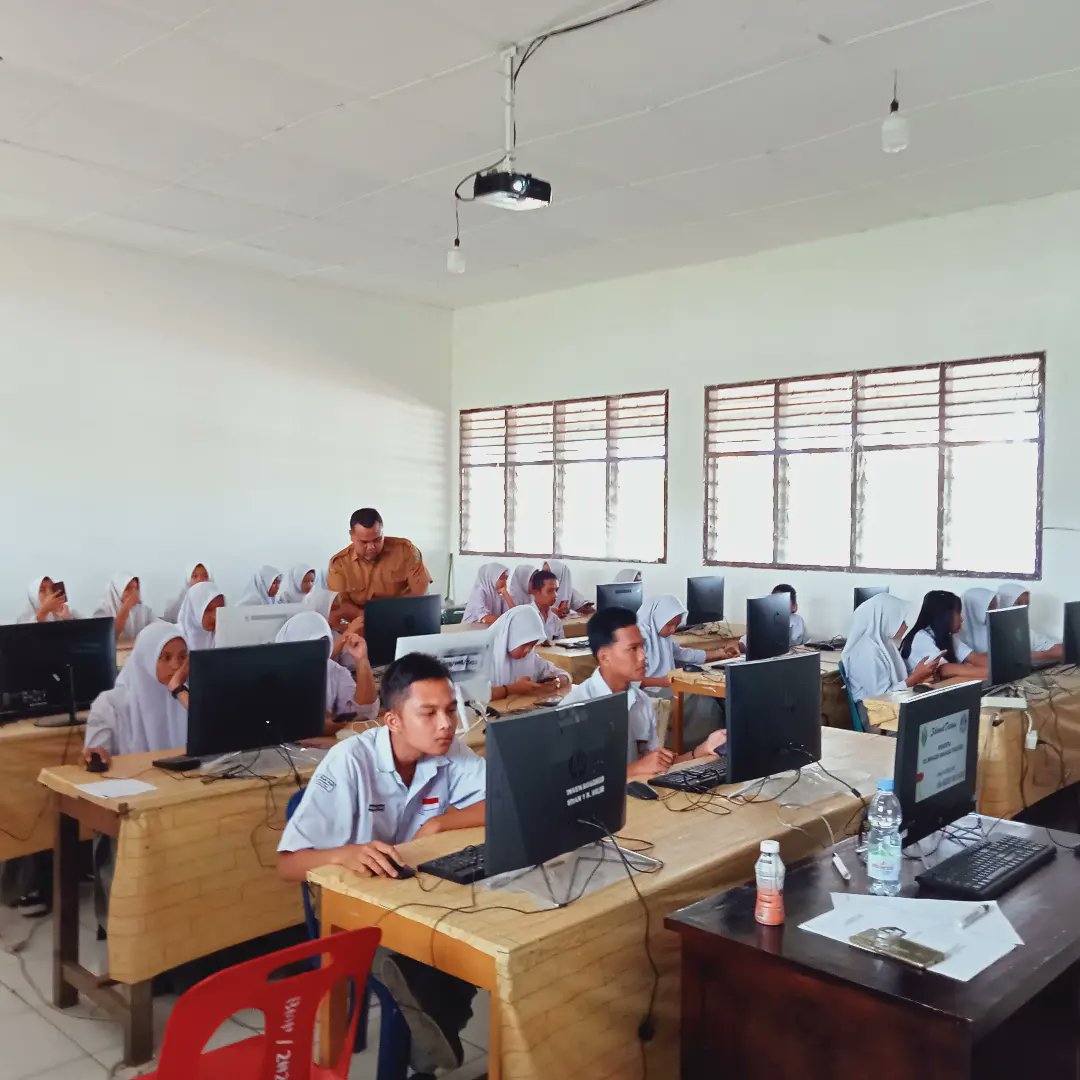 ArifRomadoni's tweet photo. Olimpiade Bahasa Inggris di SMA Negeri 1 Bilah Hilir antar kelas memanfaatkan aplikasi Quizizz.
#sman1bilahhilir #smansabihil #negerilama #bilahhilir https://t.co/I3fewJhaSd