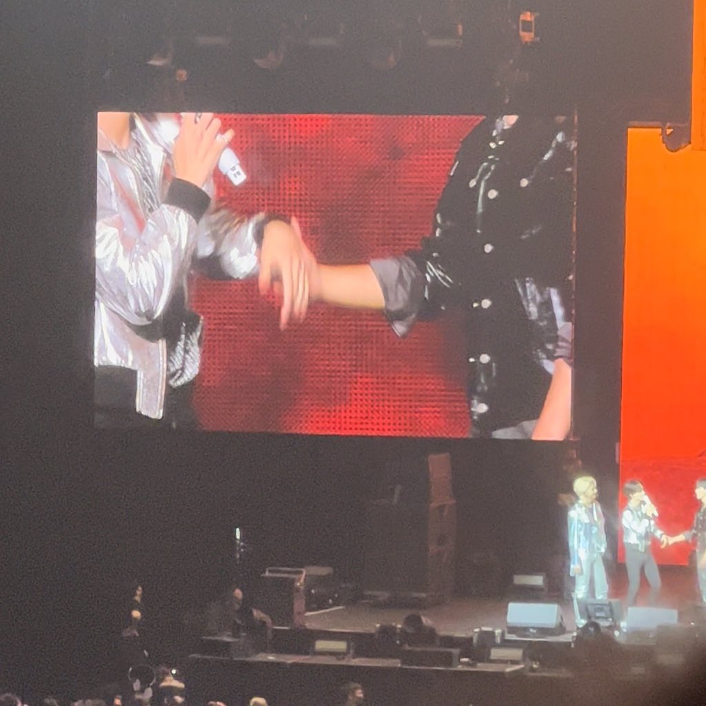 kwanizi's tweet photo. worst handshake i’ve ever witnessed #BETHESUN_OAKLAND https://t.co/ukNiE1lJ9P