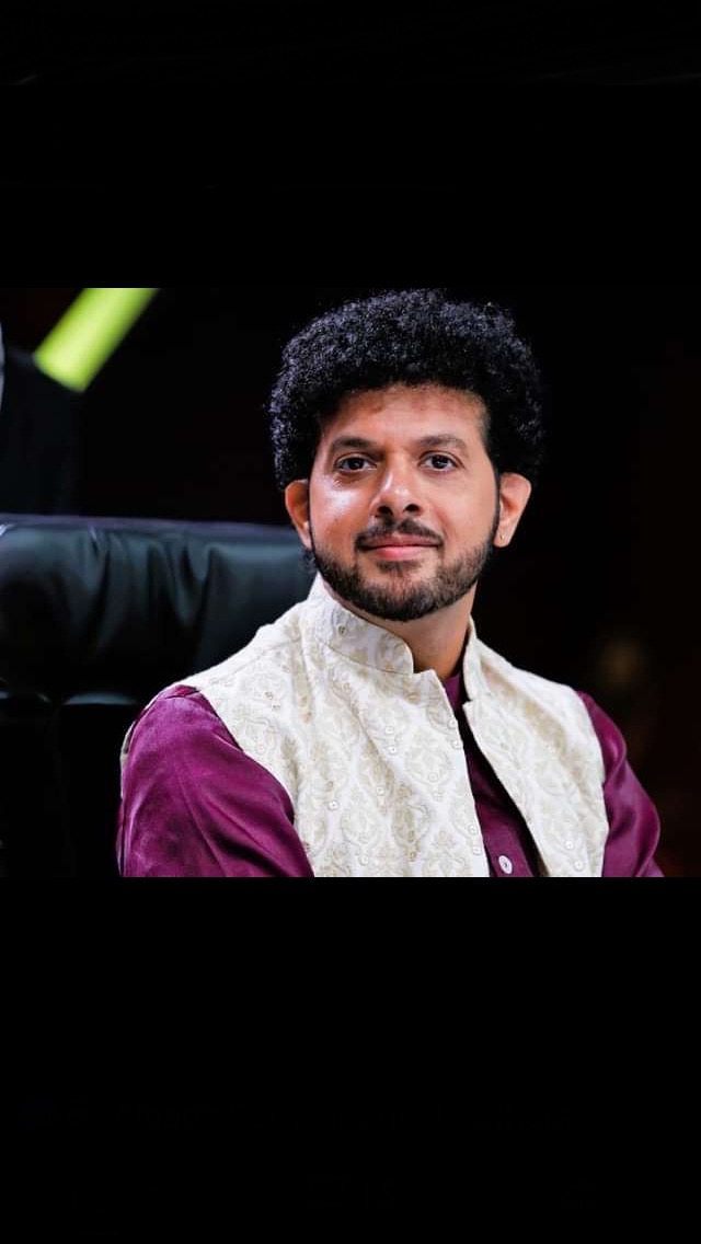 kalyanimp's tweet photo. @maheshmkale It’s difficult to answer ‘kai kai awadla’ this time. Each song followed by your maxims ( won’t call them comments now:) delighted us. Fully enjoyed watching the episodes! Omg, and this picture.. ❤️ https://t.co/ZZUc5uKqN9